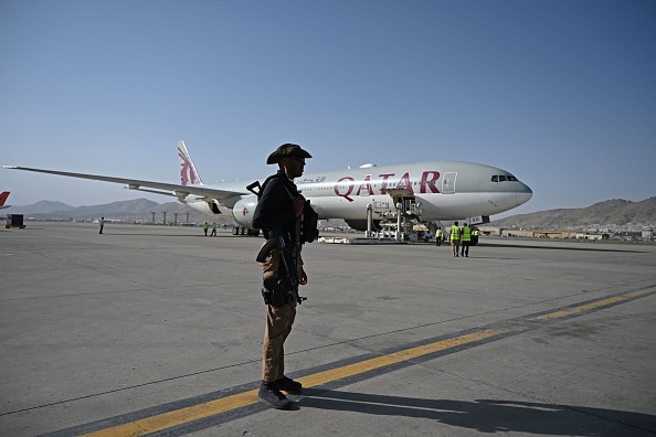 -Un personnel de sécurité qatari monte la garde près d'un avion de Qatar Airways à l'aéroport de Kaboul le 9 septembre 2021. Photo de Wakil Kohsar / AFP via Getty Images