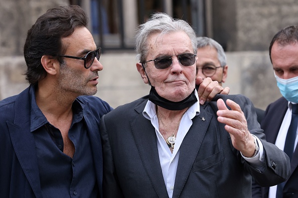 Alain Delon et son fils Anthony Delon arrivent à la cérémonie d'obsèques de Jean-Paul Belmondo à l'église Saint-Germain-des-Prés, à Paris, le 10 septembre 2021. (Photo THOMAS COEX/AFP via Getty Images)