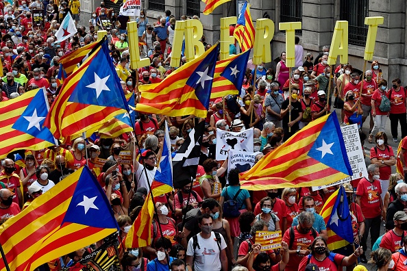 Des personnes brandissent des drapeaux catalans pro-indépendance "Estelada" lors d'une manifestation marquant la "Diada", la fête nationale de la Catalogne, à Barcelone, le 11 septembre 2021. (Photo : PAU BARRENA/AFP via Getty Images)