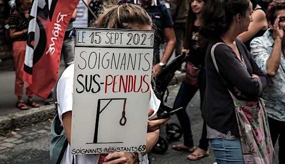 Manifestation contre l'obligation vaccinale aux personnels soignants devant l'A.R.S. (Agence régionale de santé) à Lyon, le 14 septembre 2021. (Photo : JEFF PACHOUD/AFP via Getty Images)