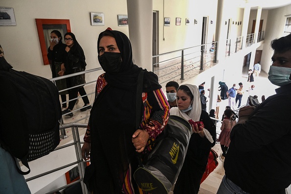 Des membres de l'équipe nationale afghane de football féminin arrivent à la Fédération pakistanaise de football (PFF) à Lahore le 15 septembre 2021. Photo par ARIF ALI/AFP via Getty Images.