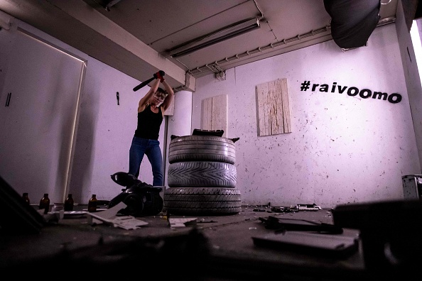 La Finlandaise Sanna Sulin, 50 ans, brise des objets dans la salle de rage "Raivomoo" le 14 septembre 2021 à Helsinki. Photo Olivier MORIN / AFP via Getty Images.