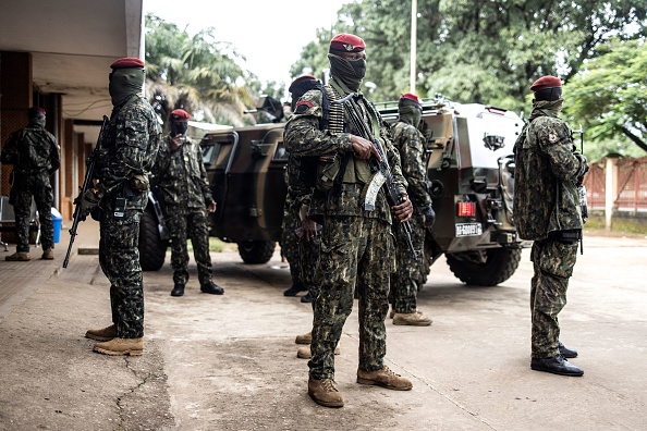 -Les forces spéciales guinéennes se tiennent en position alors que le colonel Mamady Doumbouya arrive au Palais du Peuple avant la deuxième journée des pourparlers entre le colonel et les membres de la société civile guinéenne à Conakry le 15 septembre 2021. Photo de John WESSELS / AFP via Getty Images.