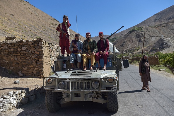 -Des combattants talibans sont assis au sommet d'un Humvee dans la région d'Omarz, dans la province du Panjshir, le 15 septembre 2021.  Photo  WAKIL KOHSAR / AFP via Getty Images.  Photo  WAKIL KOHSAR / AFP via Getty Images.