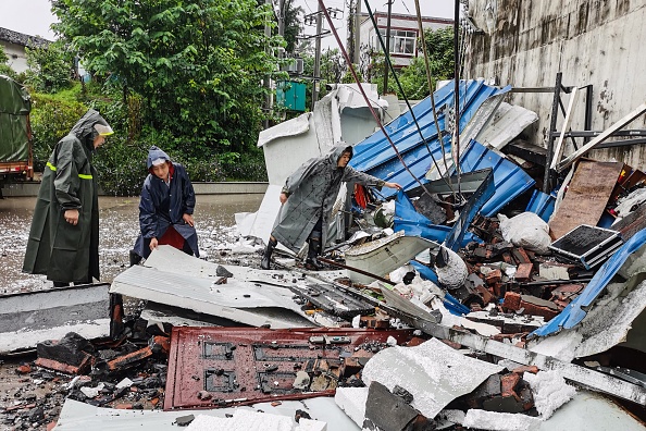 -Les sauveteurs nettoient les débris après un tremblement de terre de 5,4 qui a fait trois morts et une douzaine de blessés à Luzhou, dans la province chinoise du Sichuan, le 16 septembre 2021. Photo par STR/AFP via Getty Images.