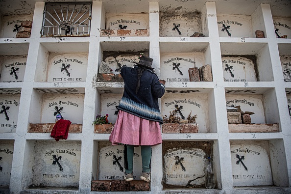 -Un proche nettoie l'une des 69 tombes de personnes assassinées le 3 avril 1983 dans la localité de Santiago Lucanamarca à Ayacucho, dans le sud du Pérou, le 16 septembre 2021. Photo Ernesto BENAVIDES / AFP via Getty Images.