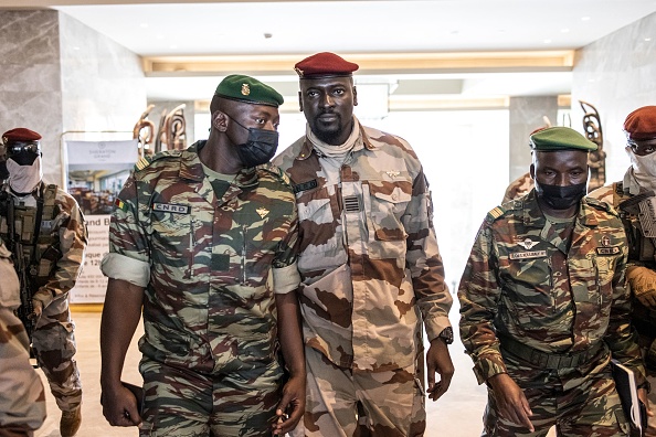 -le colonel Mamady Doumbouya  quitte une réunion avec des représentants de haut niveau de la Communauté économique des États de l'Afrique de l'Ouest (CEDEAO) à Conakry le 17 septembre 2021. Photo de JOHN WESSELS / AFP via Getty Images.