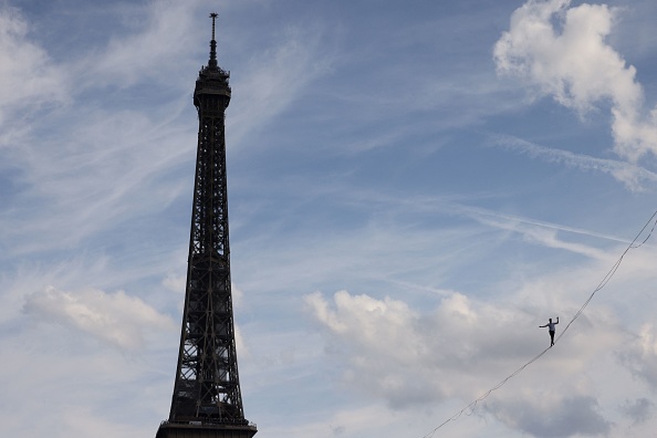 Le samedi 18 septembre, le funambule Nathan Paulin a franchi la Seine sur une corde à 70 mètres de hauteur entre la Tour Eiffel et le théâtre de Chaillot. (Photo THOMAS COEX/AFP via Getty Images)