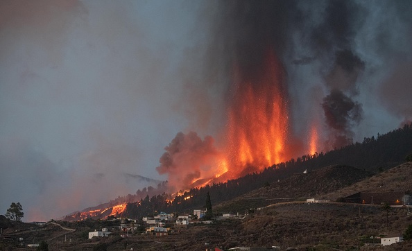 Le volcan Cumbre Vieja est entré en éruption, crachant des colonnes de fumée, de cendres et de lave,le 19 septembre 2021. (Photo : DESIREE MARTIN/AFP via Getty Images)