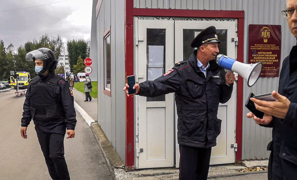 Des policiers montent la garde alors que des étudiants évacuent un bâtiment du campus de Perm le 20 septembre 2021. Photo par Olga Yushkova / AFP via Getty Images.