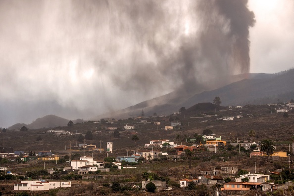 -Le vaste mur de lave en fusion rampant sur les pentes de l'île espagnole de La Palma a détruit 320 bâtiments et plus de 154 hectares de terres, a annoncé aujourd'hui l'observatoire européen des volcans, le 22 septembre 2021. Photo DESIREE MARTIN / AFP via Getty Images.