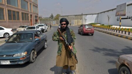 Les talibans pendent quatre corps sur une place publique dans l’ouest de l’Afghanistan