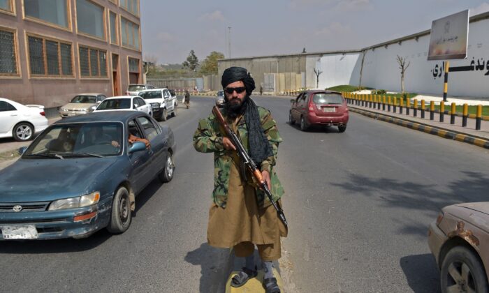 Un combattant taliban monte la garde dans une rue près de la place Zanbaq à Kaboul, le 23 septembre 2021. (Wakil Kohsar / AFP via Getty Images)