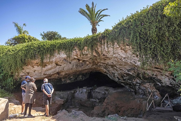 Des archéologues marocains ont identifié dans une grotte près de Rabat des outils de confection en os datant de 120 000 ans, les plus anciens jamais découverts, a déclaré l'un des chercheurs.  (Photo : FADEL SENNA/AFP via Getty Images)