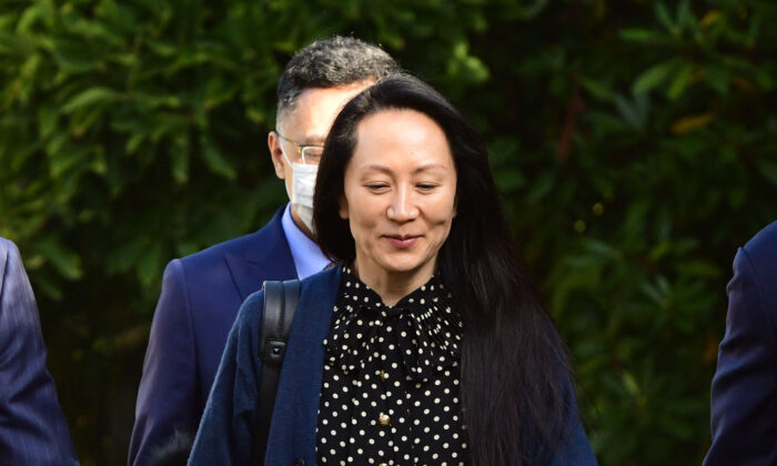 Meng Wanzhou, la directrice financière de Huawei, quitte son domicile à Vancouver, Canada, pour assister à une audience au tribunal, le 24 septembre 2021. (Don MacKinnon/AFP via Getty Images)