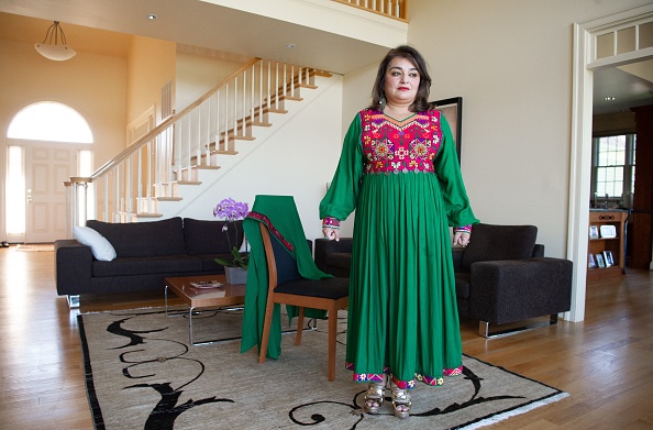 Bahar Jalali, une universitaire afghane, porte une tenue traditionnelle afghane, à son domicile de Glenwood, Maryland, le 24 septembre 2021. Photo SAUL LOEB/AFP via Getty Images.A