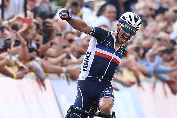 Le Français Julian Alaphilippe franchit la ligne d'arrivée, lors de la huitième journée des Championnats du monde de cyclisme sur route UCI Flandres 2021, le 26 septembre 2021, à Louvain. (Photo : KENZO TRIBOUILLARD/AFP via Getty Images)