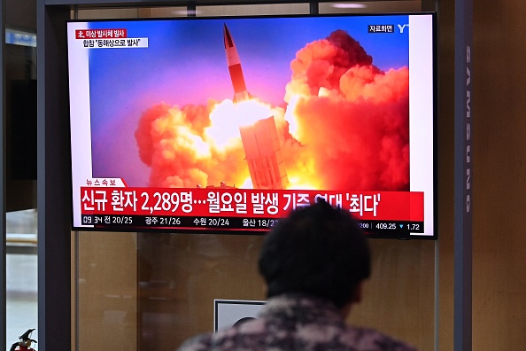 Les images d'un essai de missile nord-coréen, dans une gare de Séoul le 28 septembre 2021. Photo de Jung Yeon-je / AFP via Getty Images.