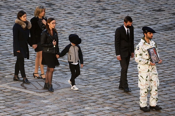 La compagne Alexandra du Caporal Maxime Blasco, tué au combat au Mali lors d'une opération de la force française anti-jihadiste Barkhane, lors d'un hommage national à l'Hôtel des Invalides à Paris le 29 septembre 2021.  (LUDOVIC MARIN/AFP via Getty Images)