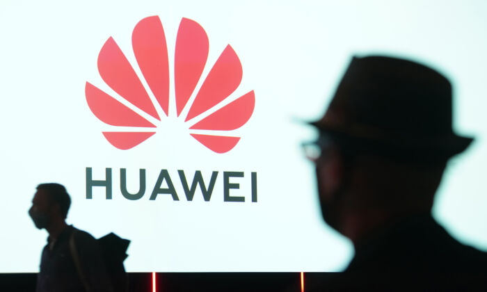 Des gens arrivent pour assister au discours inaugural de Huawei lors de la journée d'ouverture d'un salon professionnel à Berlin, le 3 septembre 2020. (Sean Gallup/Getty Images)