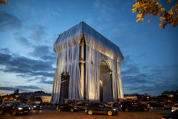Des ouvriers commencent le processus d'enveloppement du monument de l'Arc de Triomphe dans un tissu bleu argenté, le 12 septembre 2021, à Paris, France. (Siegfried Modola/Getty Images)