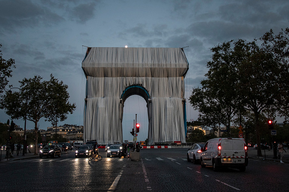 Des ouvriers commencent le processus d'enveloppement du monument de l'Arc de Triomphe dans un tissu bleu argenté, le 12 septembre 2021, à Paris, France.  (Siegfried Modola/Getty Images)