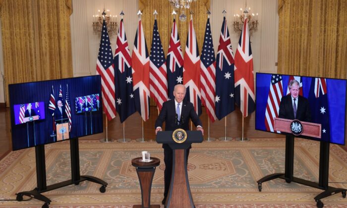 Le président américain Joe Biden prend la parole lors de la vidéoconférence avec le premier ministre australien Scott Morrison (à gauche) et le premier ministre britannique Boris Johnson (à droite) à la Maison-Blanche à Washington, le 15 septembre 2021. (Win McNamee/Getty Images)