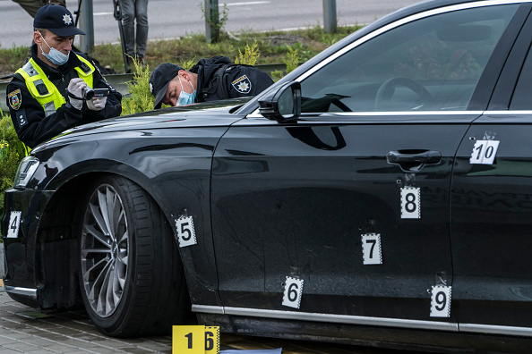 -La police examine la voiture après une apparente tentative d'assassinat contre Serhiy Shefir, l'un des principaux conseillers du président Volodymyr Zelensky, le 22 septembre 2021 à Kiev, en Ukraine. Photo de Brendan Hoffman/Getty Images.