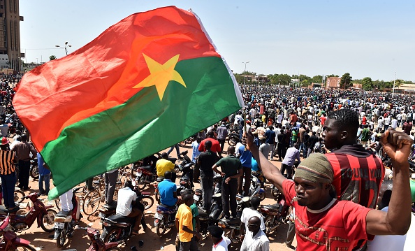 Le drapeau national du Burkina Fasso. Photo ISSOUF SANOGO/AFP via Getty Images.