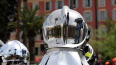 Vidéo – Vaccination obligatoire : 20 pompiers suspendus déposent leur casque sur le parvis de la préfecture à Strasbourg