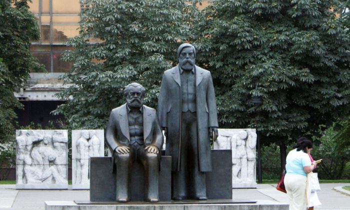 Une statue de Karl Marx et Friedrich Engels, les principaux architectes du communisme, devant le Palais de la République à Berlin, en Allemagne (John MacDougall/AFP/Getty Images)