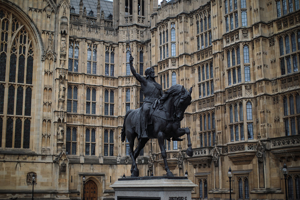 La statue de Richard Ier se dresse devant les Chambres du Parlement, le 10 mars 2017 à Londres, en Angleterre. (Photo : Jack Taylor/Getty Images)