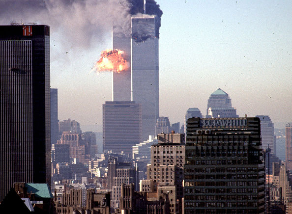 Un avion commercial détourné s'écrase sur le World Trade Center le 11 septembre 2001 à New York. Les gratte-ciels emblématiques ont été détruits lors de l'attaque. Photo de SETH MCALLISTER / AFP via Getty Images.