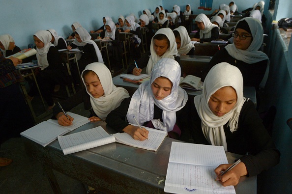 -Des filles afghanes étudient dans une école de la province d'Herat le 17 octobre 2017. Photo Hoshang HASHIMI/AFP via Getty Images.