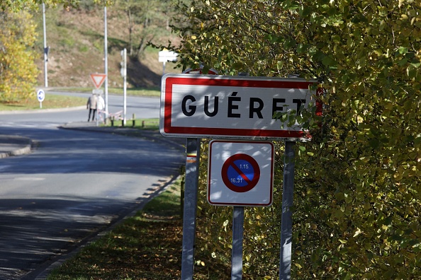 Le panneau routier de Gueret est affiché à l'entrée de la ville de Gueret, le 7 novembre 2017.  (PASCAL LACHENAUD/AFP via Getty Images)