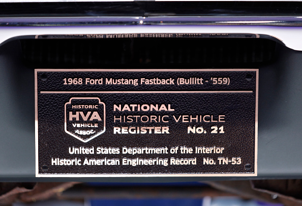 Une plaque de véhicule historique national est présentée sur la voiture de cinéma Ford Mustang Bullitt 1968 originale, à l'exposition Ford du North American International Auto Show 2018, le 15 janvier 2018 à Détroit, dans le Michigan. (Bill Pugliano/Getty Images)