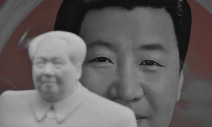 Une plaque décorative avec l'image du dirigeant chinois Xi Jinping vue derrière une statue de Mao Zedong dans un magasin de souvenirs près de la place Tiananmen à Pékin, le 27 février 2018. (Greg Baker/AFP via Getty Images)