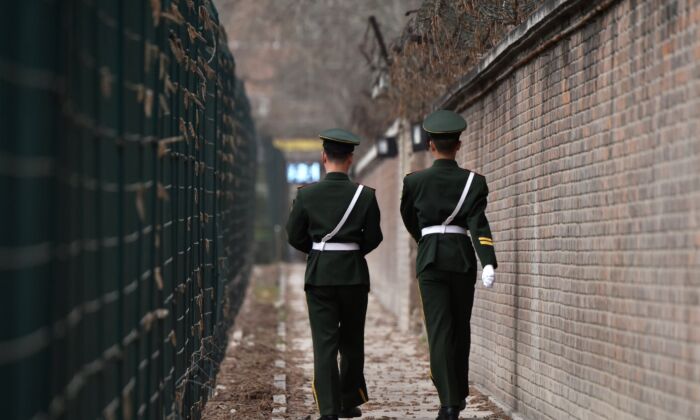 Des agents de la police paramilitaire chinoise patrouillent à Pékin, le 28 mars 2018. (Greg Baker/AFP via Getty Images)