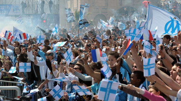 Des supporters de l'Olympique de Marseille sur le Vieux port de Marseille. (Photo : PATRICK VALASSERIS/AFP via Getty Images)