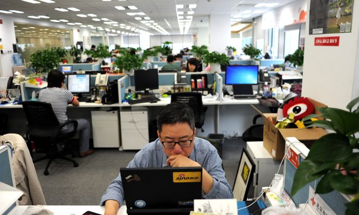 Un homme utilise un ordinateur portable dans un bureau de Sina Weibo, largement connu comme la version chinoise de Twitter, à Pékin, le 16 avril 2014. (Wang Zhao/AFP/Getty Images)
