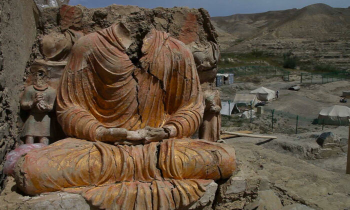 Statue de Bouddha assis, excavée à Mes Aynak, à 40 km de Kaboul. (Brent E. Huffman/German Camera Productions)