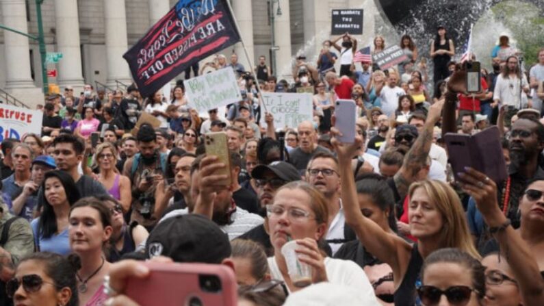 Des centaines de personnes se rassemblent pour manifester contre le mandat de vaccination à Foley Square, Manhattan, New York, le 13 septembre 2021. (Enrico Trigoso/The Epoch Times)