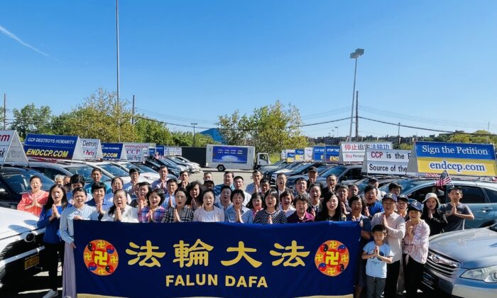 Un groupe de pratiquants de Falun Gong salue leur maître Li Hongzhi et lui souhaite un joyeux festival de la mi-automne à New York, le 12 septembre 2021. (Lin Dan/Epoch Times)