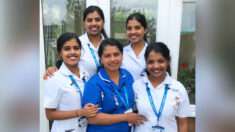Des quadruplées de 21 ans suivent les traces de leur mère en devenant infirmières au Royaume-Uni