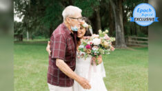 Une mariée pleure à l’arrivée de son grand-père à son mariage, alors qu’elle pensait qu’il ne pouvait y assister