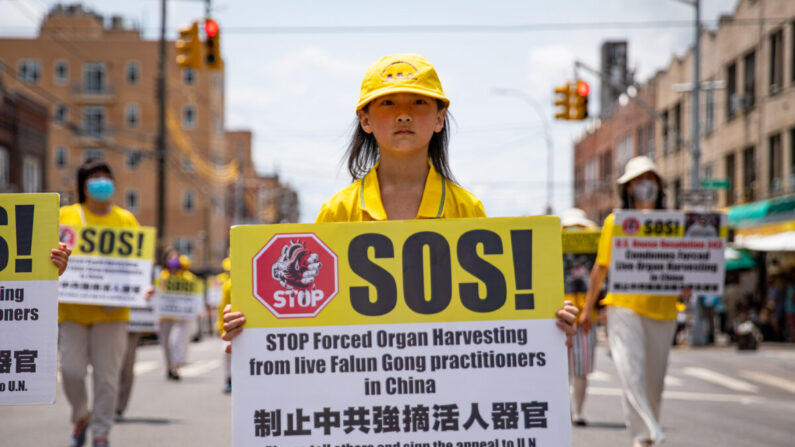 Des pratiquants de Falun Gong participent à une parade marquant la 22e année de la persécution du Falun Gong en Chine, à Brooklyn, dans l'État de New York, le 18 juillet 2021. (Chung I Ho/The Epoch Times)