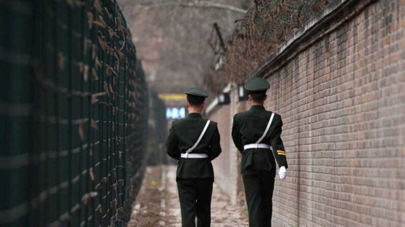 Des membres de la police paramilitaire chinoise patrouillent à Pékin, le 28 mars 2018. (Greg Baker/AFP via Getty Images)