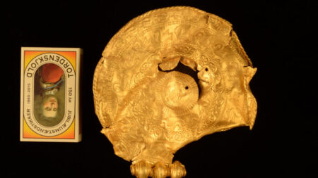 Au Danemark, un homme muni d’un détecteur de métal, trouve un trésor composé d’énormes médaillons en or datant de 1 500 ans