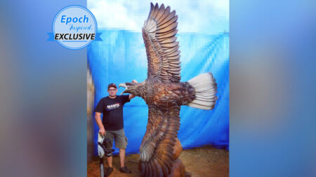 Un artiste lituanien sculpte à la tronçonneuse un gigantesque aigle déployant ses ailes en vol, à partir de rondins de bois