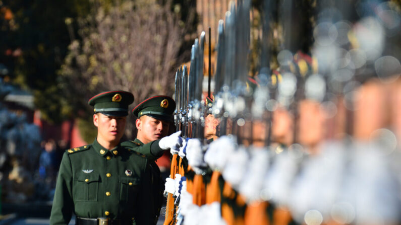 Des membres de la garde d'honneur de l'Armée populaire de libération chinoise s'entraînent dans la capitale chinoise, Beijing, le 1er janvier 2018. (AFP via Getty Images)